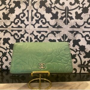 Chanel Green Camellia Quilted Leather Wallet Clutch Pre-owned W/COA